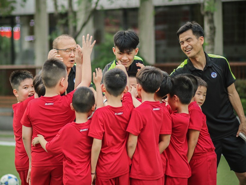 Co gi trong hoc vien bong da Park Hang Seo moi duoc khai truong?-Hinh-5