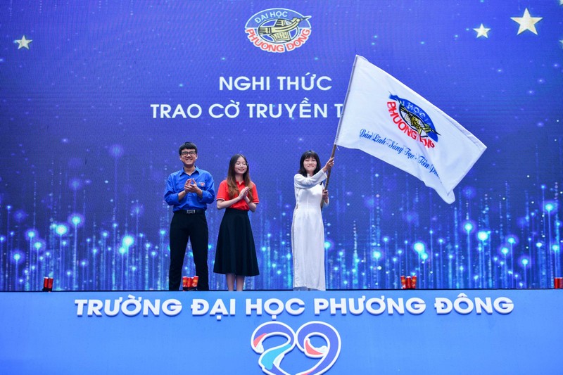 Tan sinh vien Dai hoc Phuong Dong hao hung trong le khai giang-Hinh-2