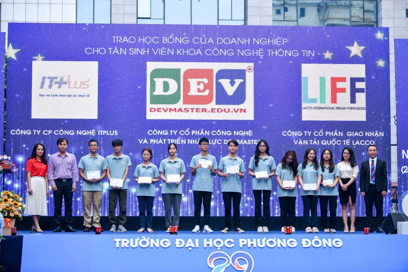 Tan sinh vien Dai hoc Phuong Dong hao hung trong le khai giang-Hinh-3
