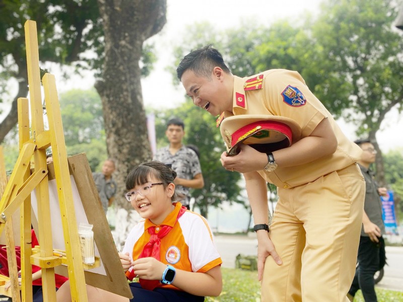 Doi Thanh nien tinh nguyen tham gia dam bao TTATGT-Hinh-2