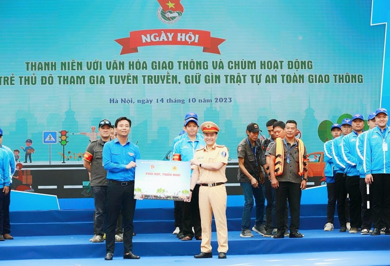 Doi Thanh nien tinh nguyen tham gia dam bao TTATGT