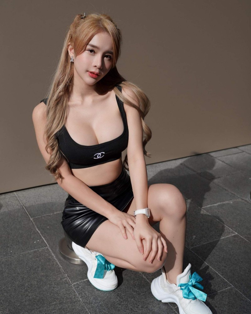 Netizen truy tim danh tinh co gai dien croptop nhay tren pho Dai Loan-Hinh-3