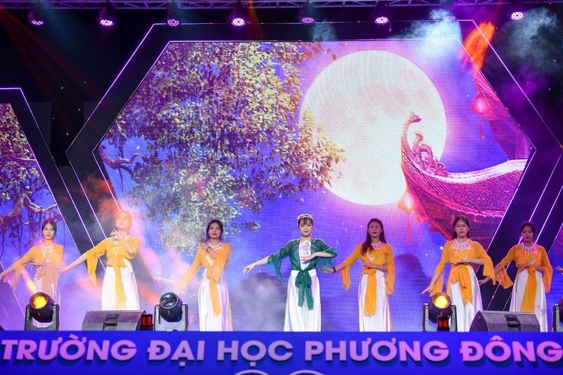 Bung chay cung dem nhac chao tan sinh vien K30 Dai hoc Phuong Dong