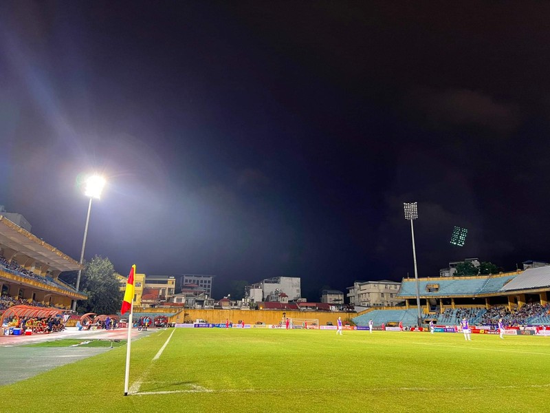 Su co dien, Ha Noi FC va Hai Phong thi dau thieu anh sang