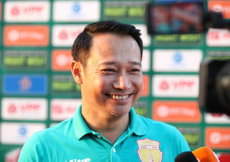 CLB Thep xanh Nam Dinh co hat-trick giai thuong thang 10 V-League-Hinh-2