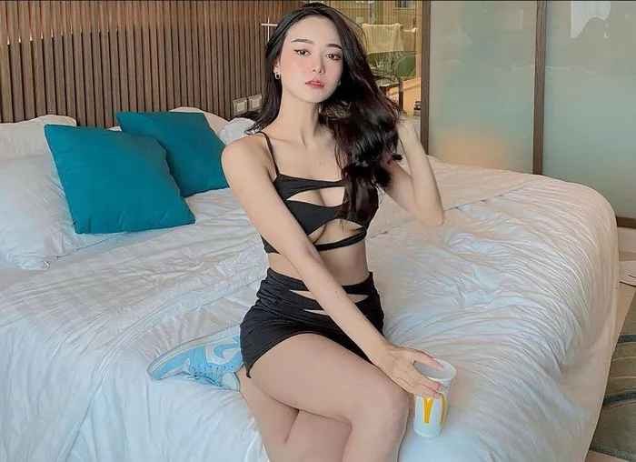 Gai xinh 2 trieu fan khong ngai khoe vong 1 cang mong-Hinh-3