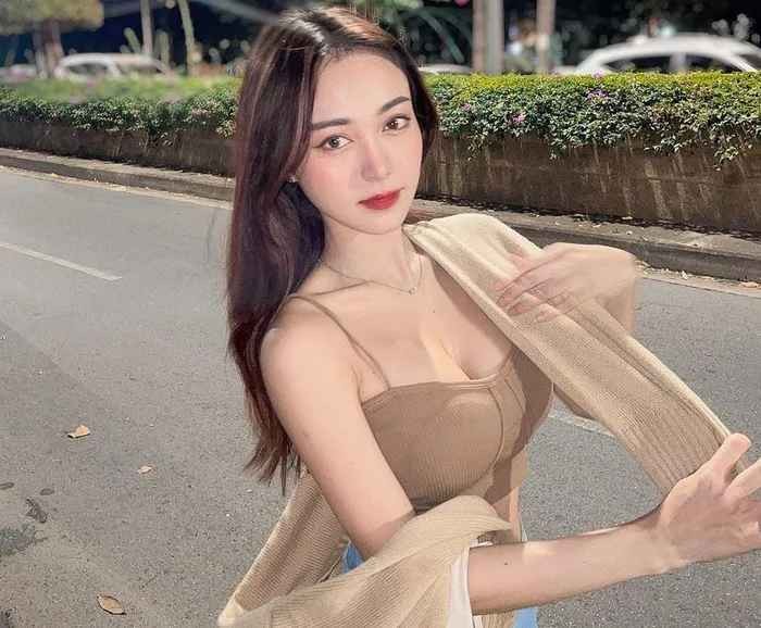 Gai xinh 2 trieu fan khong ngai khoe vong 1 cang mong-Hinh-6