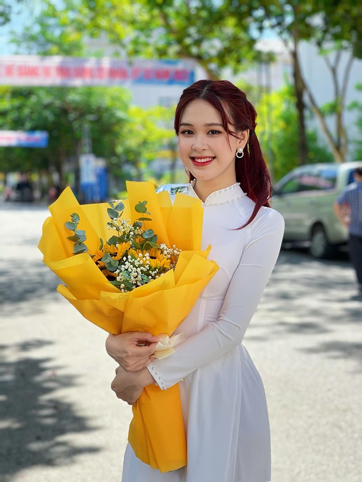 Roi song dai Nghe An, nu MC Gen Z khoe da trang nhu bong buoi