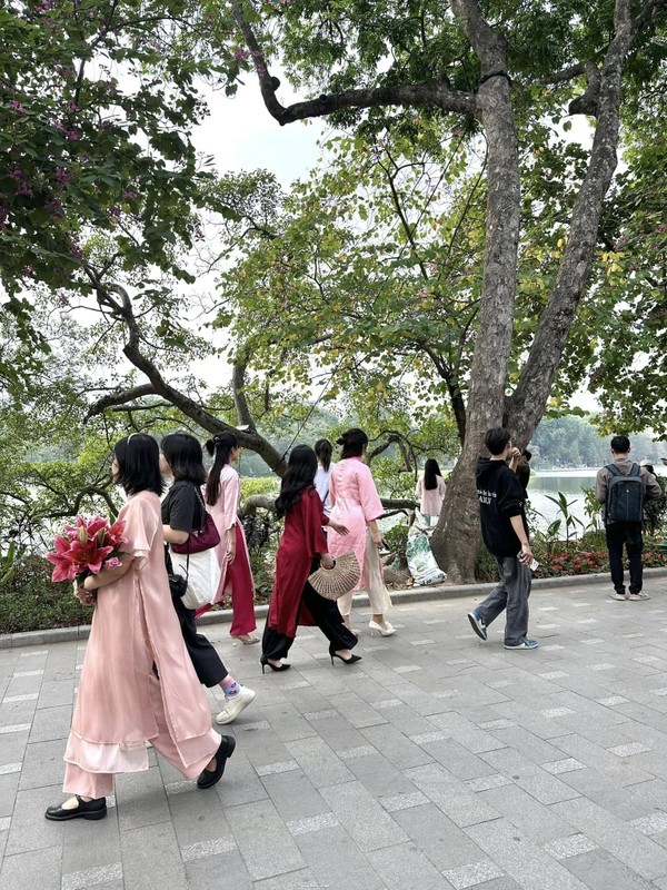 Chup anh ao dai Tet va 