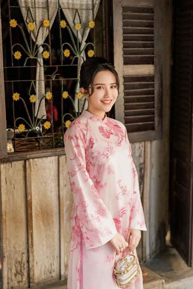 Phu nhan TGD Saigon Square xung xinh ao dai don Tet-Hinh-2