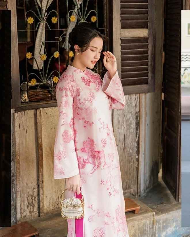 Phu nhan TGD Saigon Square xung xinh ao dai don Tet-Hinh-4