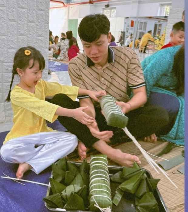 Que Ngoc Hai cung con gai goi banh tet sum vay ngay Tet