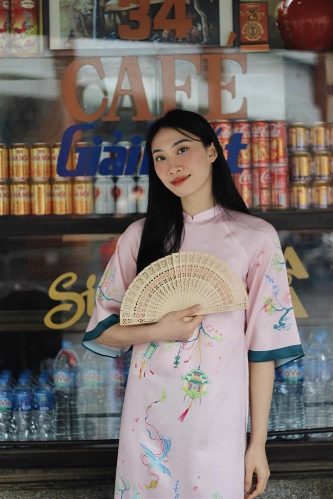 Hot girl bong chuyen Viet diu dang, e ap ben ta ao dai don Tet-Hinh-7