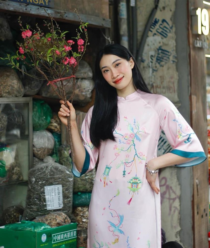 Hot girl bong chuyen Viet diu dang, e ap ben ta ao dai don Tet-Hinh-8