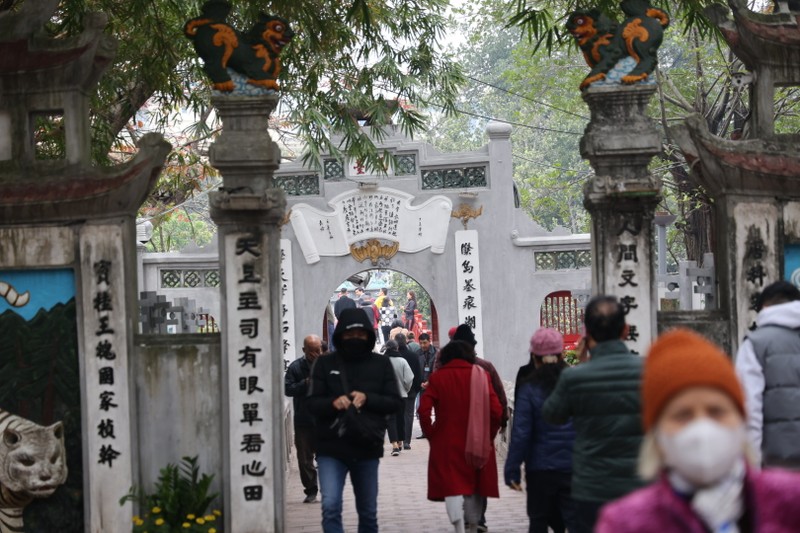 Nguoi dan Ha Noi no nuc di le dau nam cau chuc may man-Hinh-9