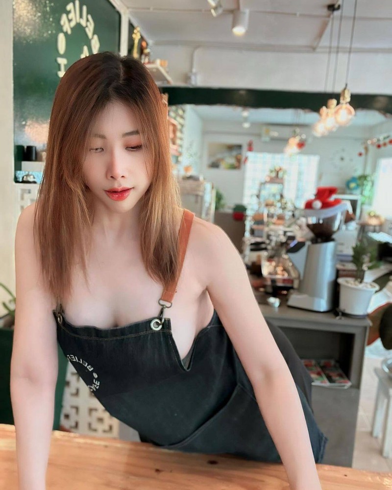 Tha rong vong 1 ban cafe, gai xinh nhan anh mat thieu thien cam