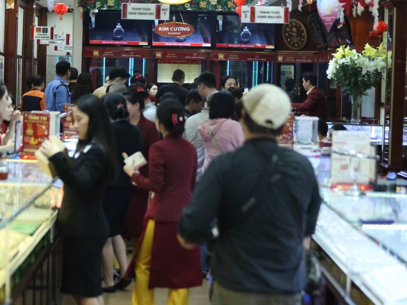 Cơ sở kinh doan vàng tập nập người mua trước ngày vía Thần Tài - Hình 2 Co so kinh doan vang tap nap nguoi mua truoc ngay via Than Tai-Hinh-2