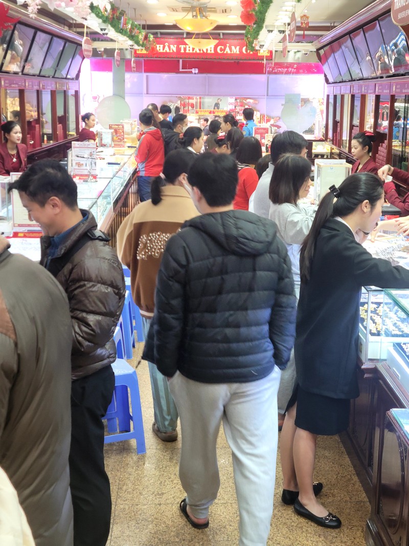 Cơ sở kinh doan vàng tập nập người mua trước ngày vía Thần Tài - Hình 3 Co so kinh doan vang tap nap nguoi mua truoc ngay via Than Tai-Hinh-3