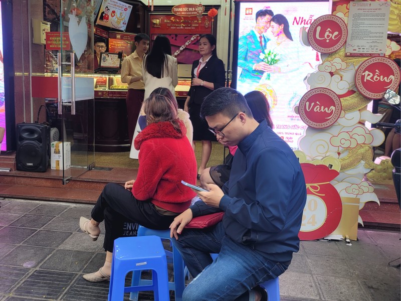 Cơ sở kinh doan vàng tập nập người mua trước ngày vía Thần Tài - Hình 4 Co so kinh doan vang tap nap nguoi mua truoc ngay via Than Tai-Hinh-4