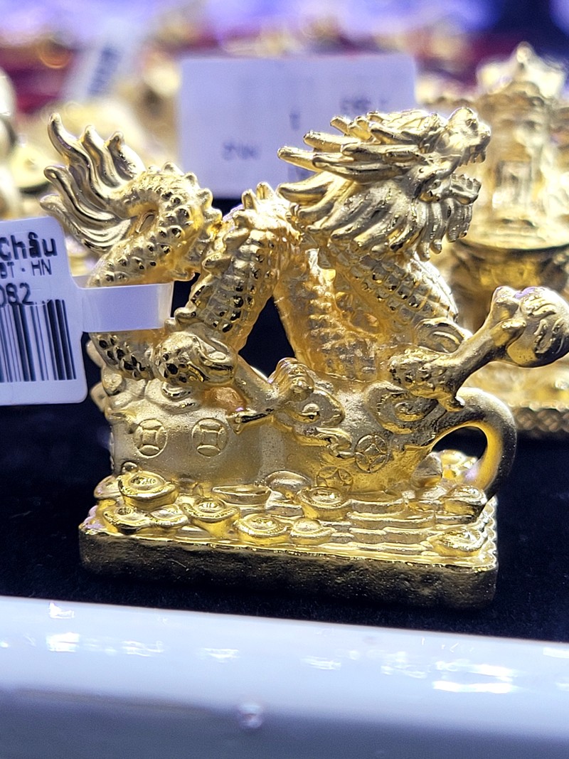 Cơ sở kinh doan vàng tập nập người mua trước ngày vía Thần Tài - Hình 9 Co so kinh doan vang tap nap nguoi mua truoc ngay via Than Tai-Hinh-9