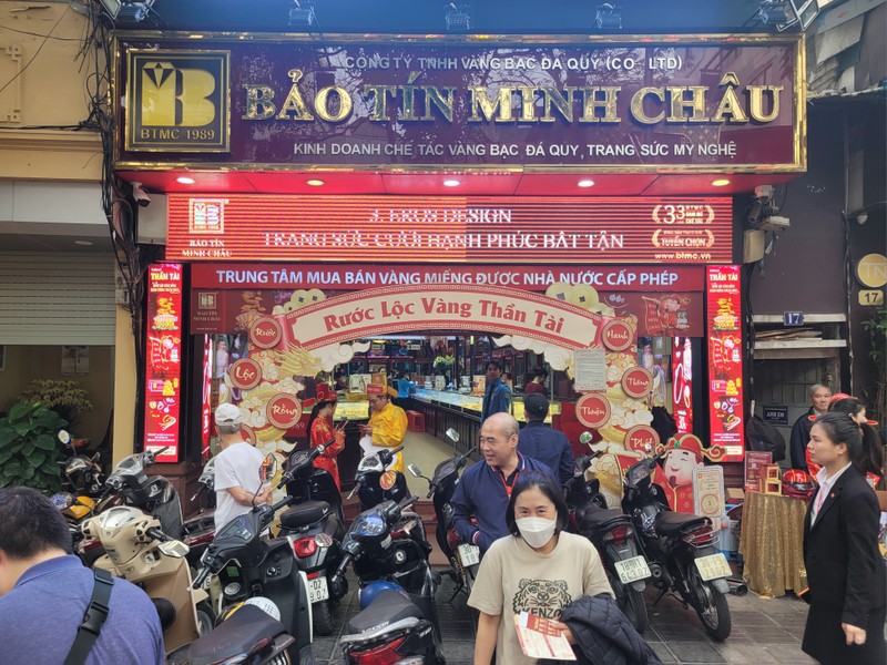 Cơ sở kinh doan vàng tập nập người mua trước ngày vía Thần Tài Co so kinh doan vang tap nap nguoi mua truoc ngay via Than Tai