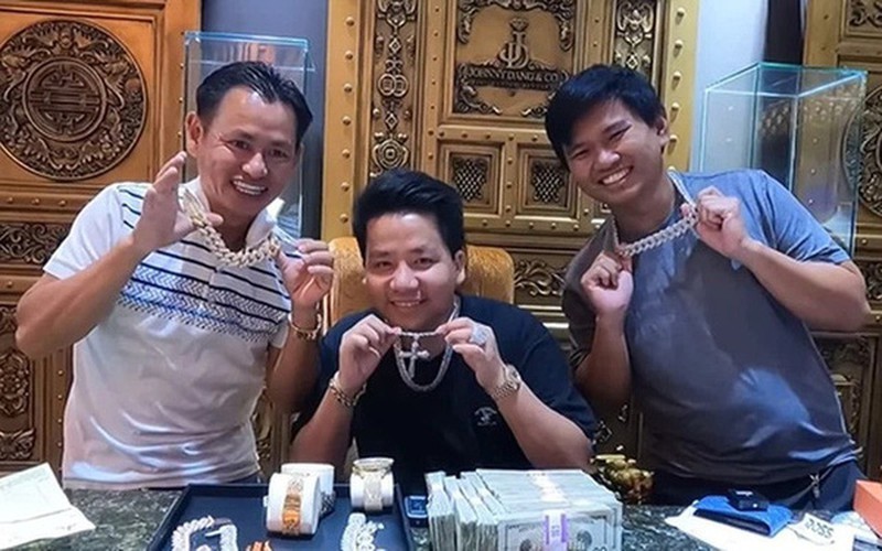 Nam Youtuber lam tien Khoa Pug co loat hanh dong gay tranh cai-Hinh-10