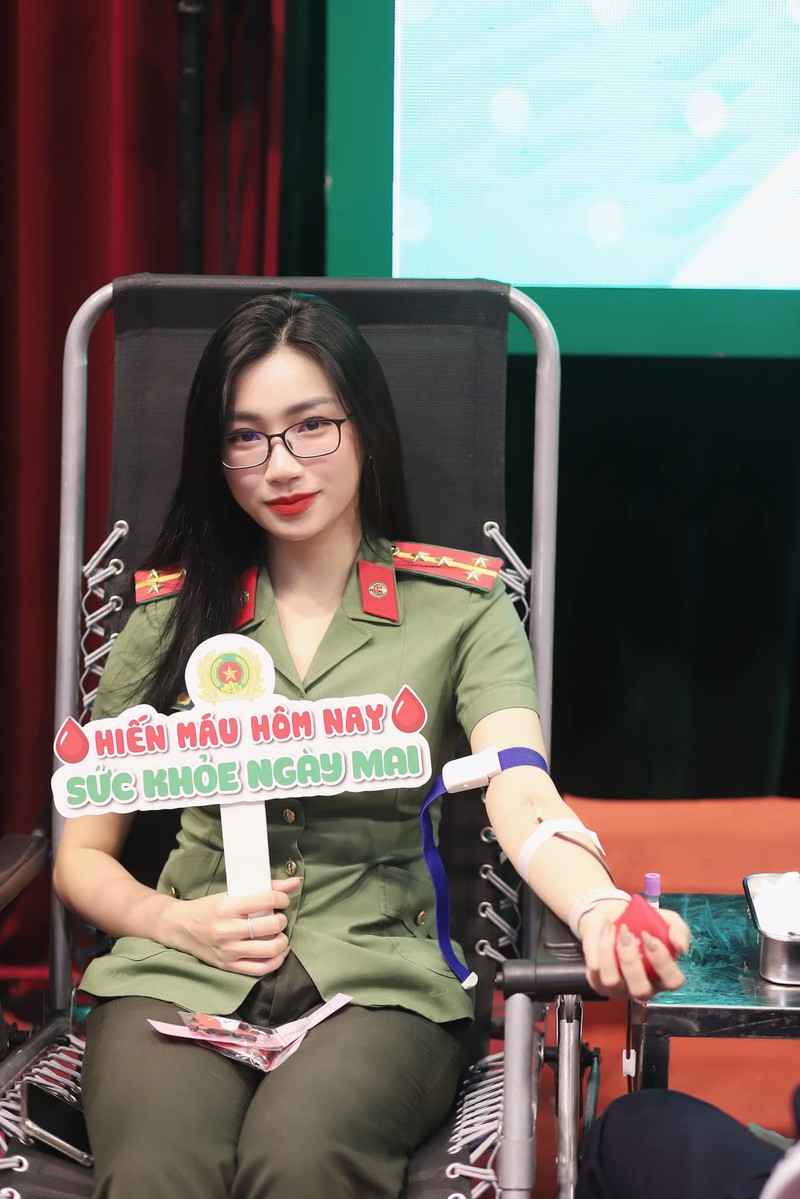 Co gai duoc hau ve Van Thanh om cham truoc san Hang Day la ai?-Hinh-10