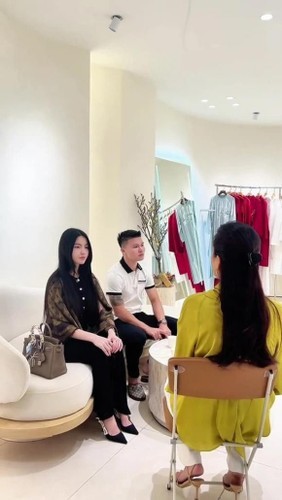 Xuat hien o showroom o to, vo cau thu Quang Hai co giong anh mang-Hinh-9