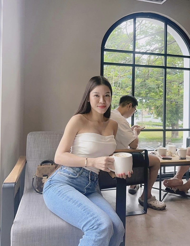 Nguoi yeu Dang Van Lam dien bikini tha dang lam netizen xieu long