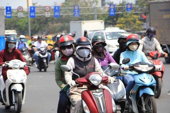 Hoi chi em “sinh ton” mua nang nong... 