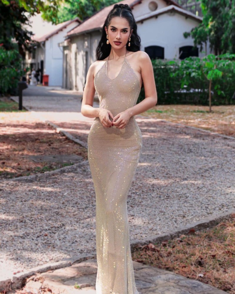 Hotgirl lai Viet - Tay Ban Nha mac 
