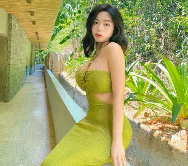 Hot girl nguc khung Sai thanh khoe body lam netizen 