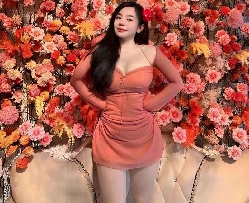 Hot girl nguc khung Sai thanh khoe body lam netizen 