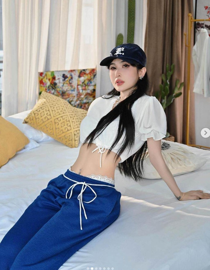 Ba xa Minh Nhua dien croptop khoe vong eo 