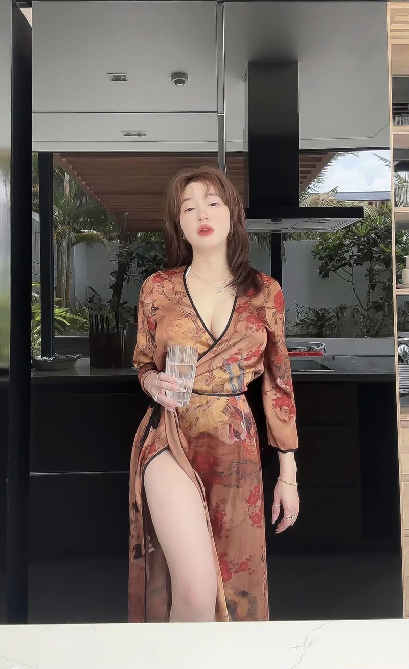 Uong nuoc cung quyen ru, cuu hot girl Elly Tran lam netizen xao xuyen-Hinh-5