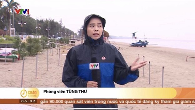 Nu phong vien VTV dung cam tac nghiep giua sieu bao Yagi-Hinh-4