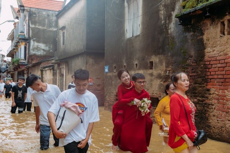 Dam cuoi ngay lut, chu re Bac Ninh bi bom loi nuoc ruoc dau-Hinh-6