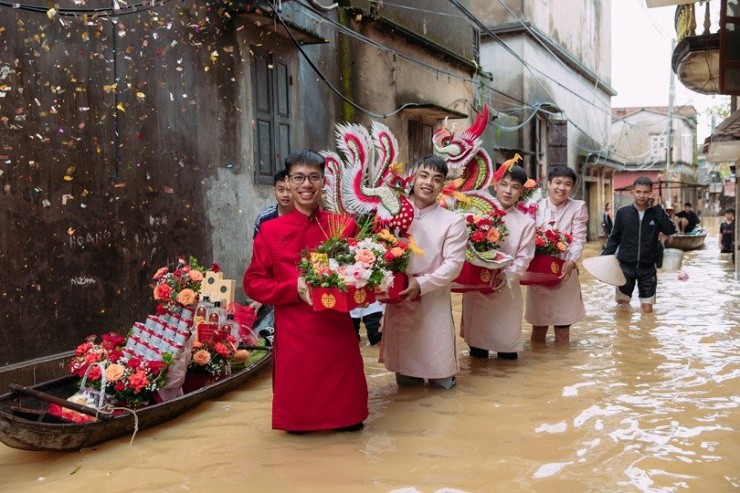 Dam cuoi ngay lut, chu re Bac Ninh bi bom loi nuoc ruoc dau