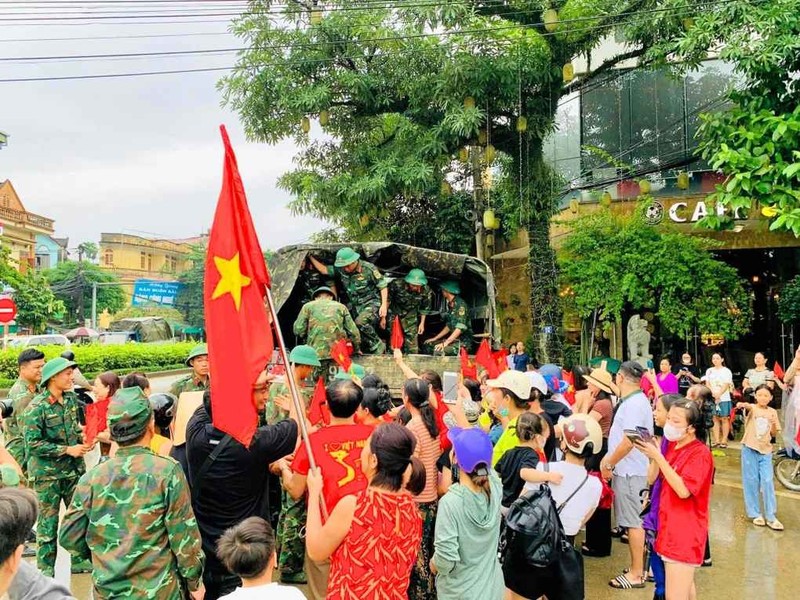 Nguoi dan Yen Bai do ra duong tam biet cac chien si bo doi-Hinh-9