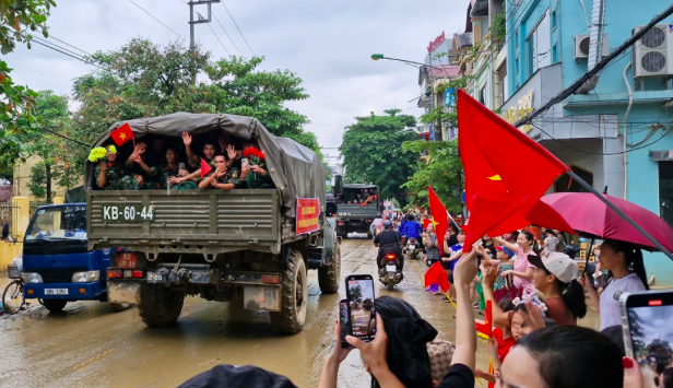 Nguoi dan Yen Bai do ra duong tam biet cac chien si bo doi-Hinh-8