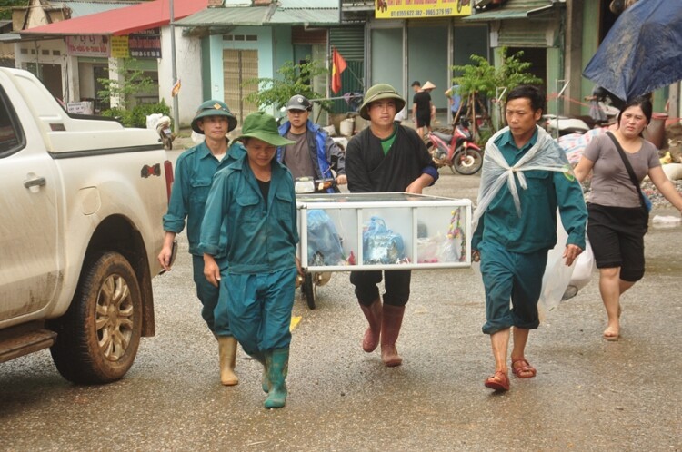 Nguoi dan Yen Bai do ra duong tam biet cac chien si bo doi-Hinh-9