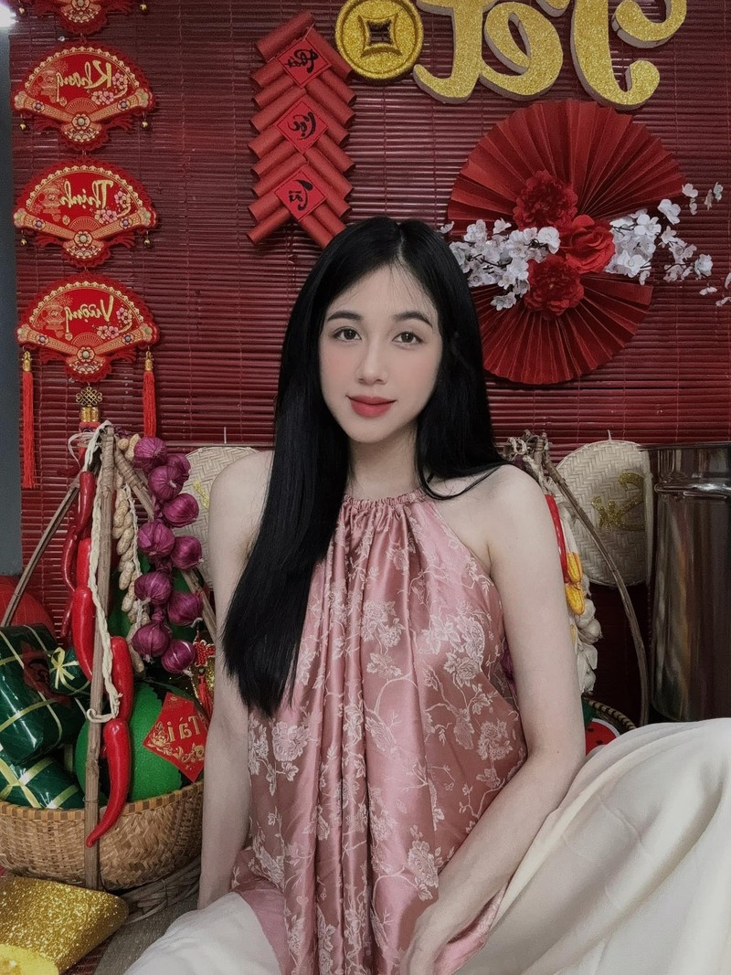 Hot girl ban banh trang len xe hoa, nhan sac 