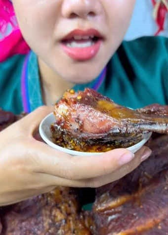 Mukbang de suon lon, nu TikToker gay am anh cho 8,2 trieu nguoi-Hinh-2