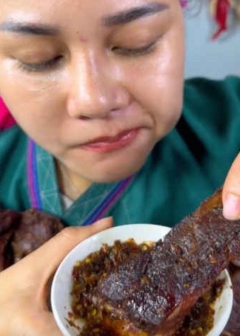 Mukbang de suon lon, nu TikToker gay am anh cho 8,2 trieu nguoi-Hinh-3