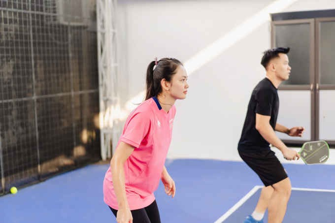 HLV pickleball cuoi luon duoc vo hoa khoi bong chuyen Thu Hoai