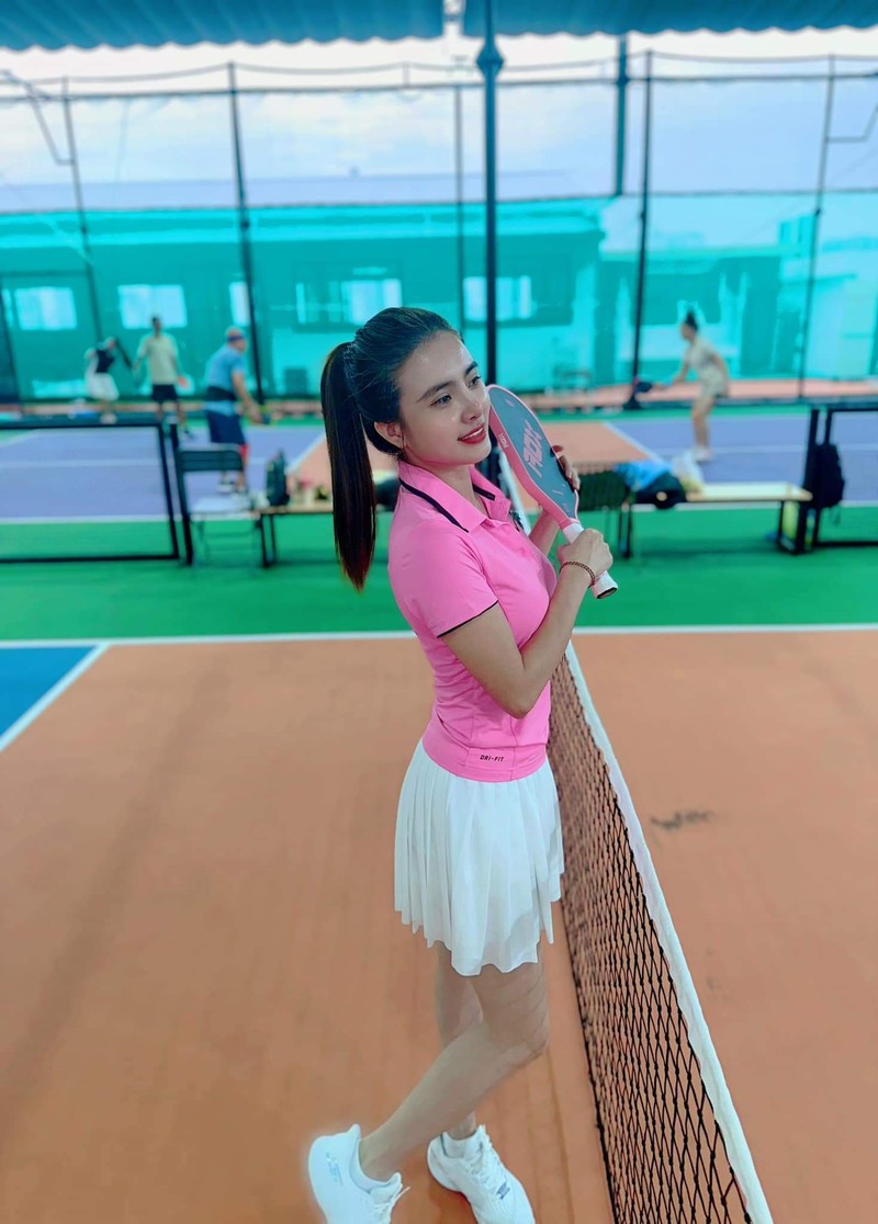 Soi thoi trang len san pickleball cua em gai Le Cong Vinh-Hinh-2