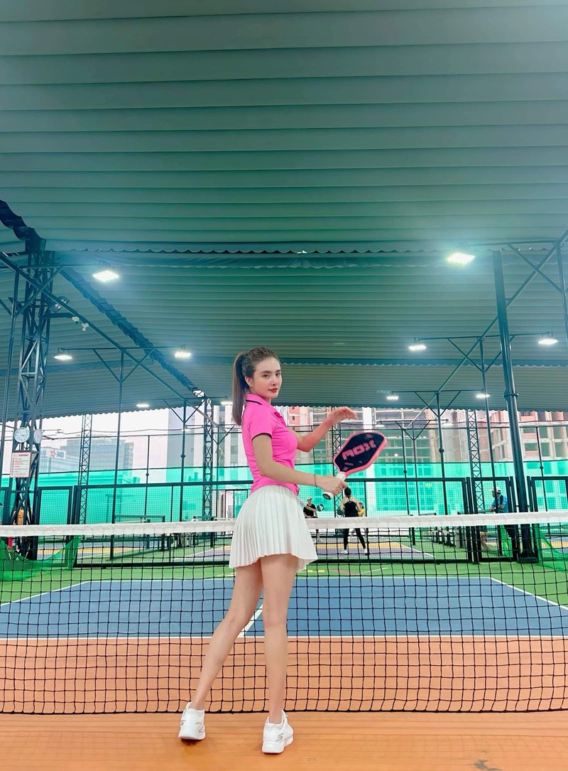 Soi thoi trang len san pickleball cua em gai Le Cong Vinh