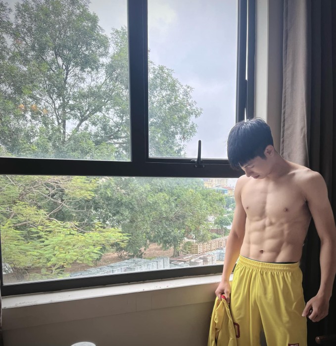 Cuu hot boy U23 Viet Nam khoe bung 6 mui, chi em nghieng nga-Hinh-4