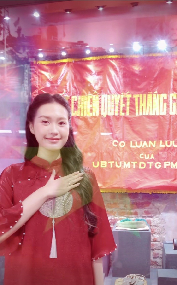 Doan Hai My dien ao dai tham quan Bao tang quan su Viet Nam-Hinh-9