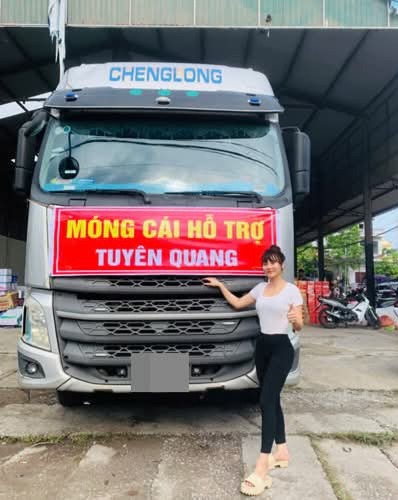 Nu tai xe container Tuyen Quang nho be dieu khien 